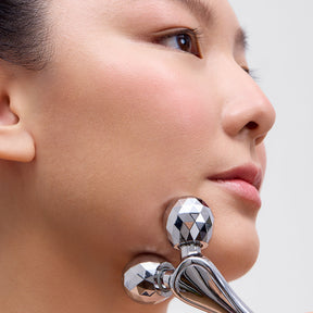 image mood of model using the Melume Skinscience's contouring facial roller on her jawline